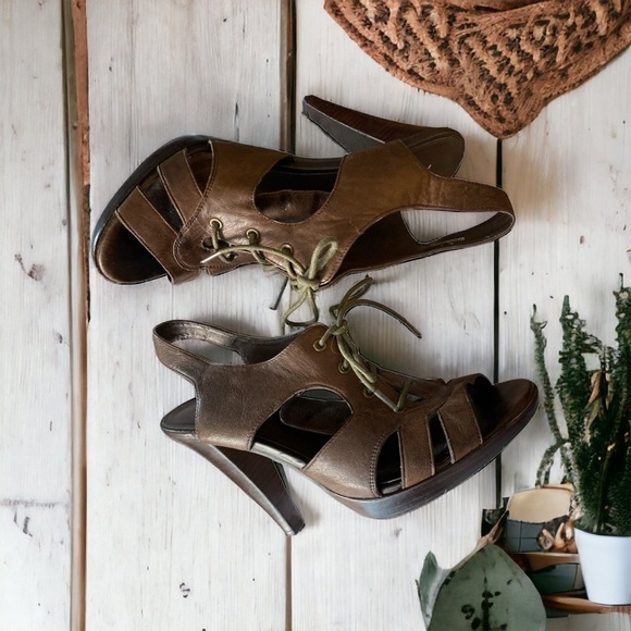 𝅺ALDO-BROWN vintage distressed leather lace up wood heeled sandals. Size 9 - Picture 2 of 12